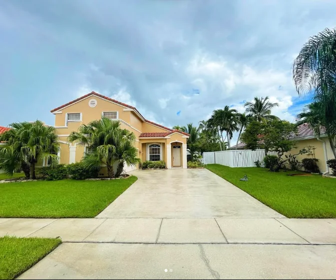 DRIVEWAY — completed PaverBoss pressure cleaning work in the Pembroke Pines service portfolio