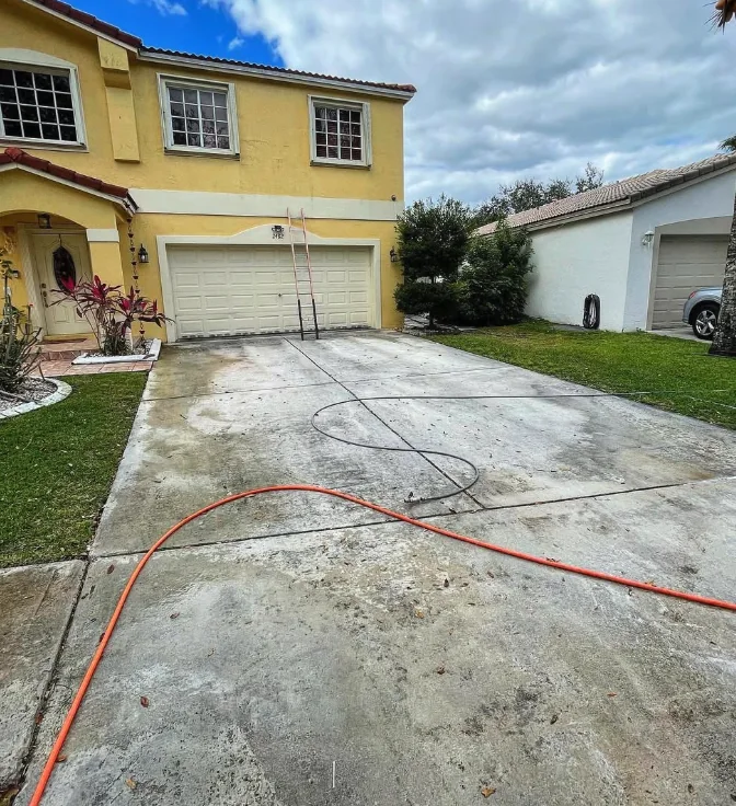 Pembroke Pines driveway pressure cleaning before cleaning